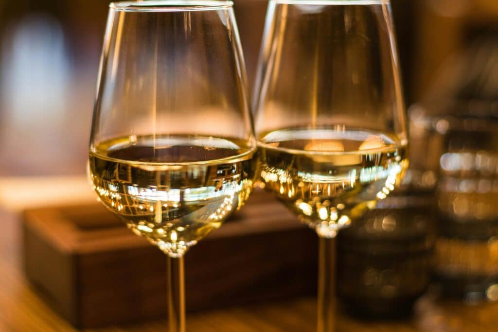 Vino blanco en dos copas