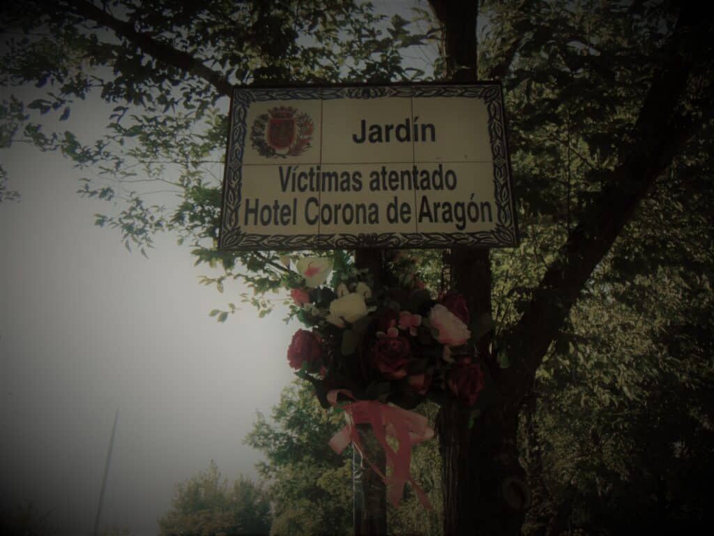 Placa Jardin Victimas atentado Hotel Corona de Aragon